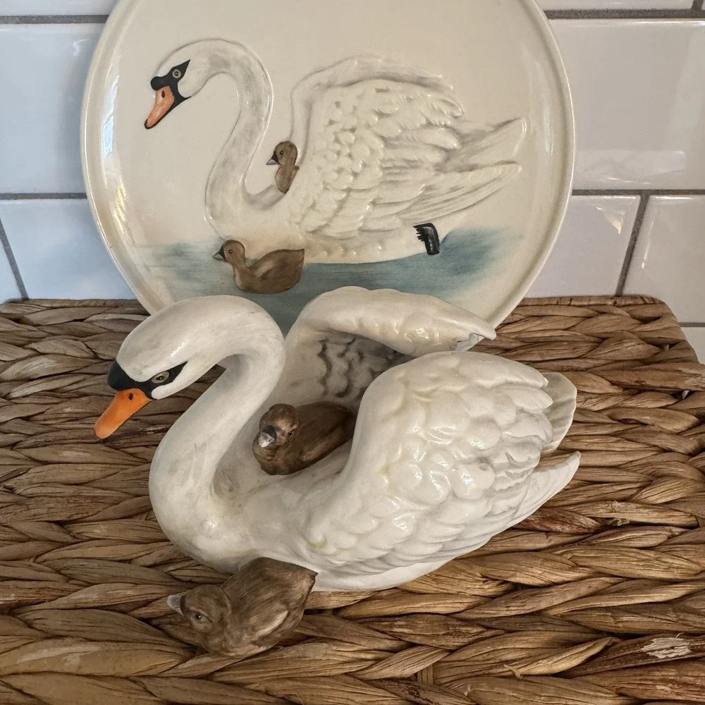 Goebel Mothers series 8th Edition Swan Mom And Baby Plate‎ And Figure
